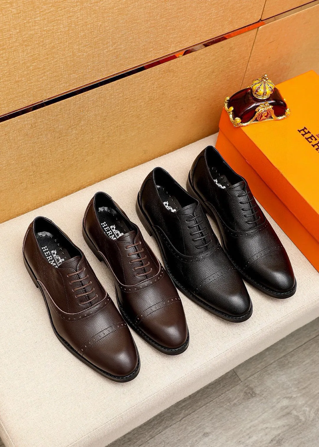 Men's shoes 💰480 💐 Product trademark: HERMES "Hermès" business leather shoes Regular size: 38-44 (45🉑️customized) Product materials: Selected imported first-layer pebbled calfskin upper, imported water-dyed 🐂 cowhide lining. Strong three-dimensional visual effect, non-slip and wear-resistant combination outsole Color: 2⃣️colors available